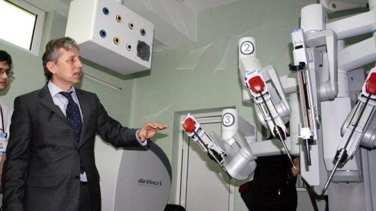 Уникална роботизирана операция извършиха в УМБАЛ Плевен