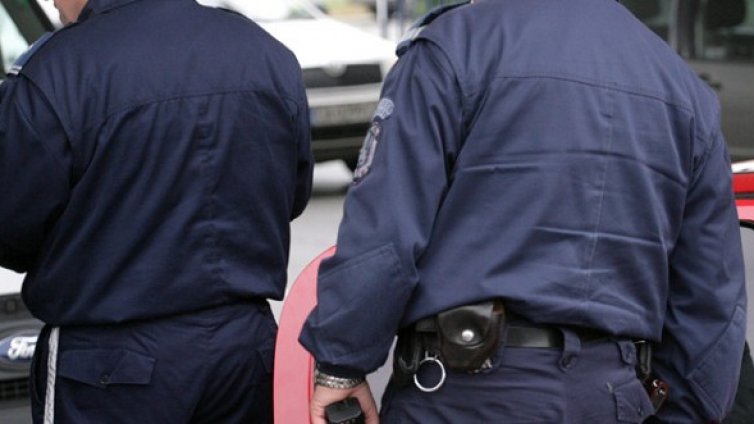 Полицаи със синини след схватка със 120-килограмов мъж