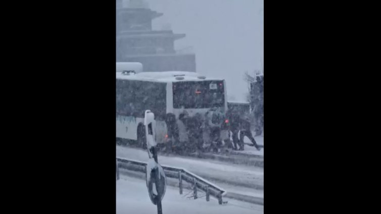 Пътници бутат автобус от градския транспорт в снежна София