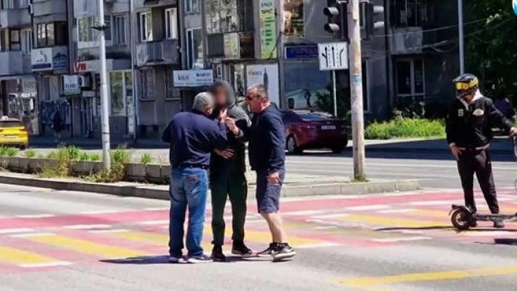 Екшън в Бургас: Тийнейджъри с тротинетки минаха на червено пред автобус