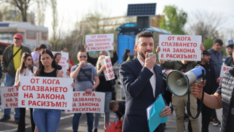 "Захарна фабрика" срещу гетото, но и за равни права и задължения с ромите
