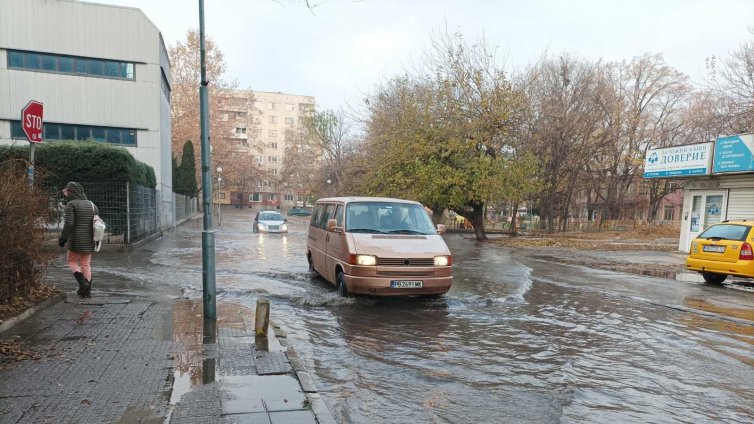 Голяма ВиК авария наводни улици в пловдивския район &bdquo;Тракия&ldquo;