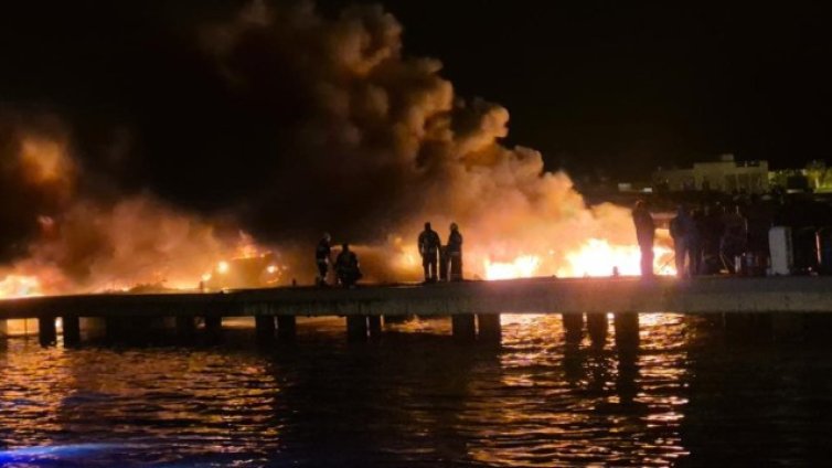 Седем луксозни яхти потънаха след пожар в Бодрум