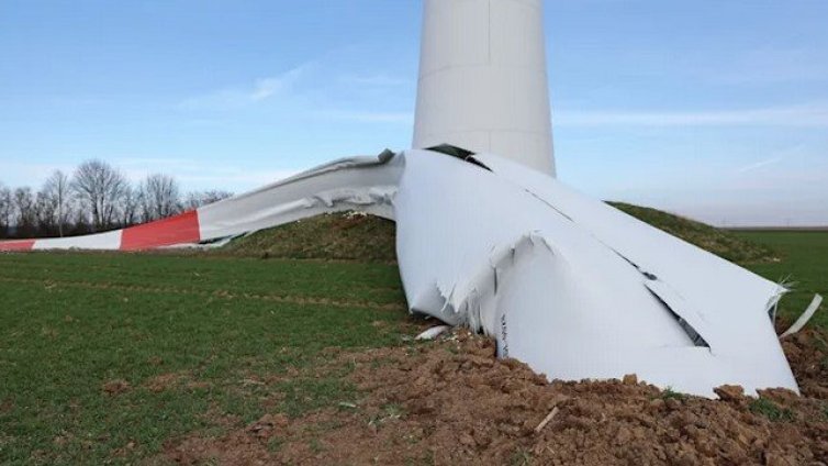 15-тонна перка откъсна вятърна турбина в Германия 