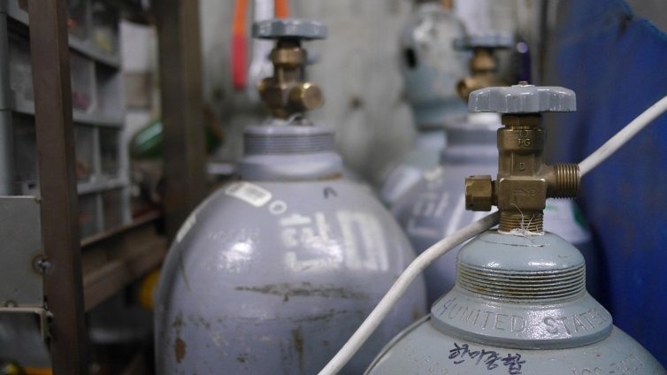 Трима българи са разследвани за схема за контрабанда на газ от Китай