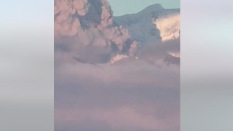 Вулканът Шивелуч изхвърли стълб от пепел на височина 11,6 км