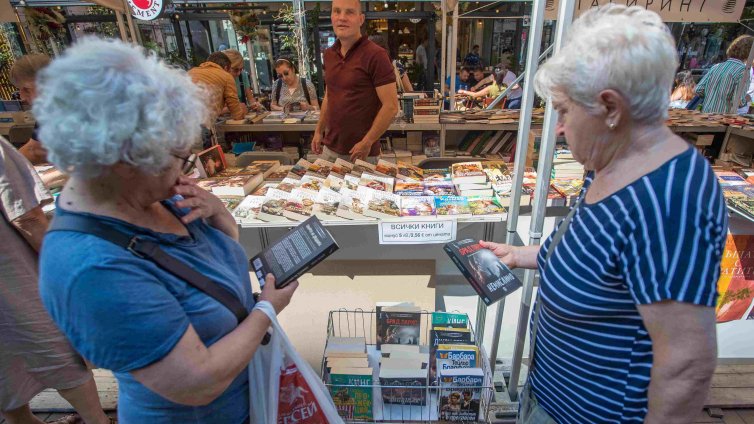 В кадър: Над 150 издателства на "Алея на книгата"