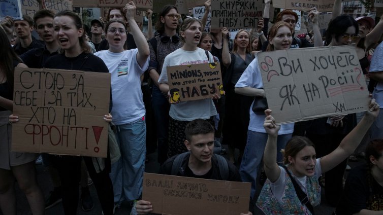 Украйна скочи на протест срещу закон, подписан от Зеленски: Срам, срам!