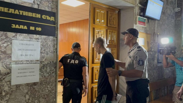 По-лека мярка за трима от младежите, пребили шефа на русенската полиция