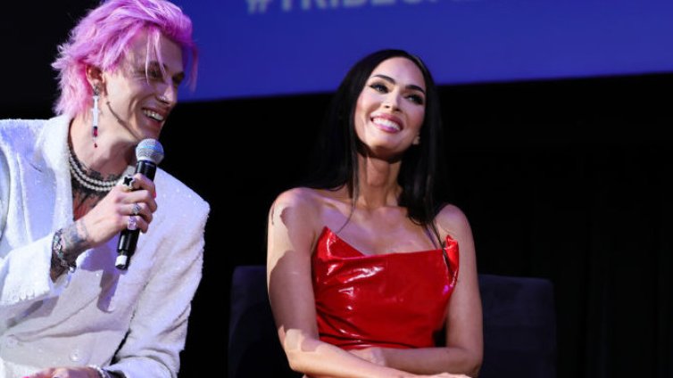 Меган Фокс се появи в „кървава“ рокля за първо събитие след четвъртото раждане