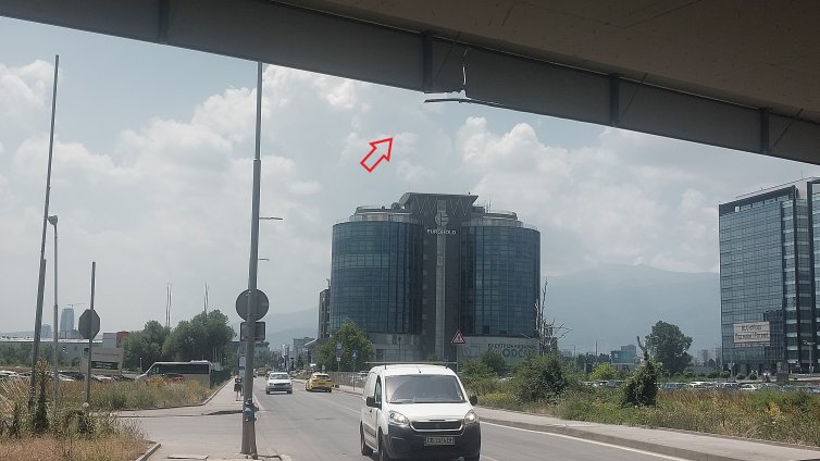 Ваши сигнали: Нова сграда заслепява шофьорите до "Пирогов", табела виси от мост
