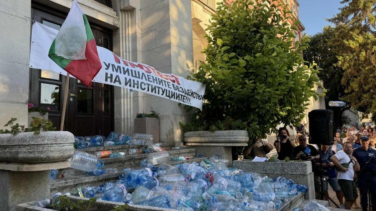 Протестът в Плевен срещу безводието започна с шествие