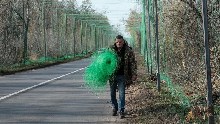 Украйна покри пътищата си с мрежи срещу дронове с дължина колкото Флорида