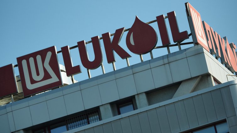 "Лукойл" е приела оферта за чуждестранните ѝ активи от "Гънвор"