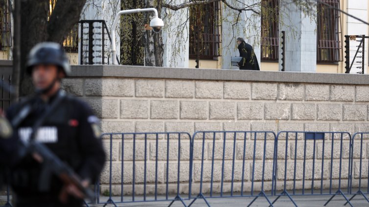 Румънец опита да нахлуе с кола в двора на руското посолство в Букурещ