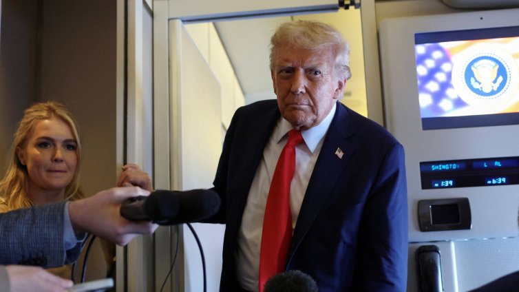 На борда на Air Force One: Тръмп никога не спи, буди журналисти, за да говори с тях