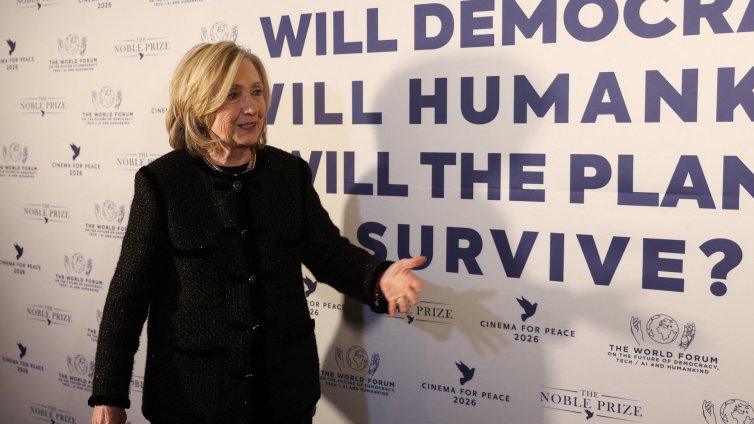 Хилъри Клинтън даде показания, призова Тръмп също да свидетелства