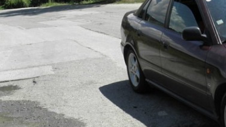 Ремонт за милиони: Асфалтът &ndash; неположен, чакълът &ndash; в реката