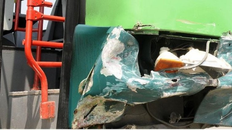 Сблъсък на автобус №413 и кола задръсти "Младост"