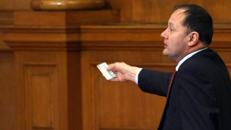 Реформата в МВР е спряна, констатира Миков
