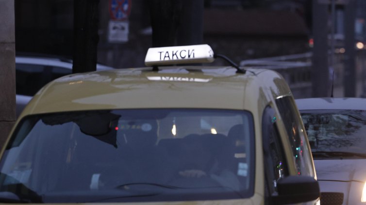 Таксиметровите шофьори възмутени от записа на почерпено момиче, публикуван онлайн 