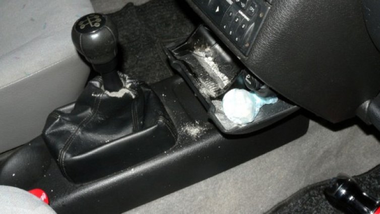 Двама души са задържани с дрога в Бургас