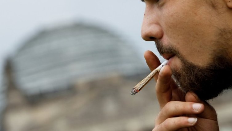 Пиян канадец опита да плати пицата си с марихуана