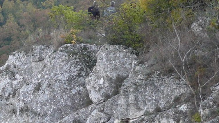 Момче падна от скала и загина намясто