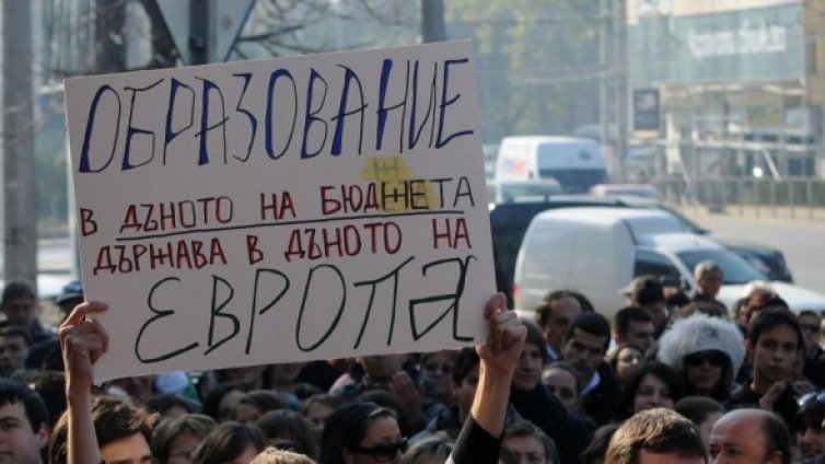 БСК: Всеки пети служител до 24 г. е неграмотен