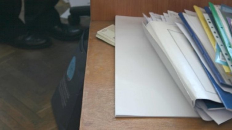 Заловеният с подкуп данъчен остава в ареста