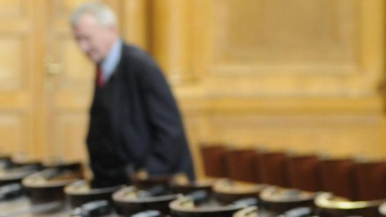 Празна зала гледа Бюджет 2011. "Атака": Да дойде Първанов