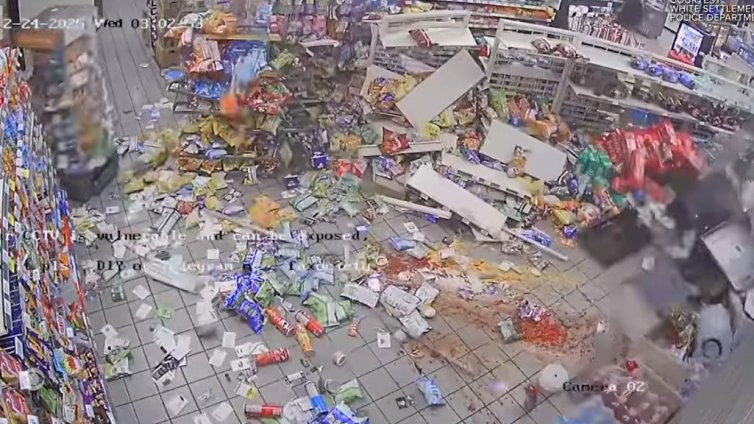  Обир по американски: Как двама крадци отнесоха банкомат от магазин ВИДЕО