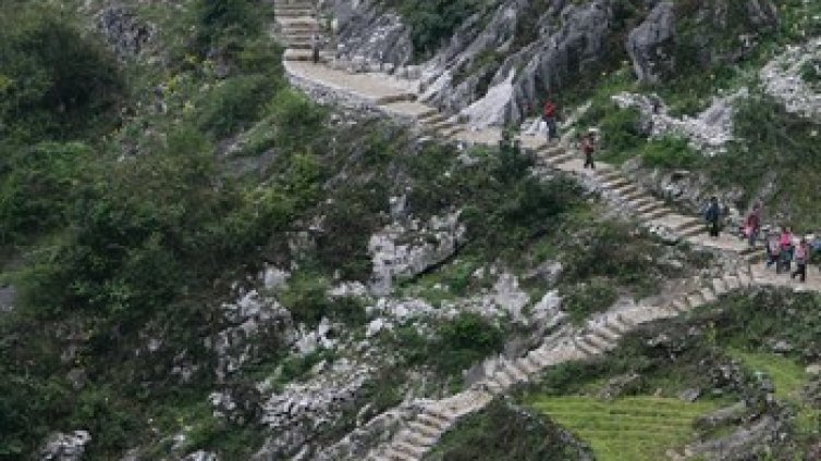 Наводнение в китайска мина остави 28 души под земята