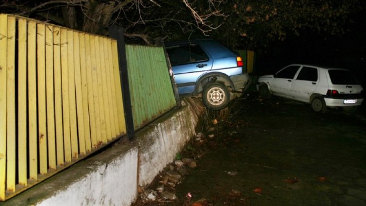 Опит за летене. Голф връз ограда на детска градина