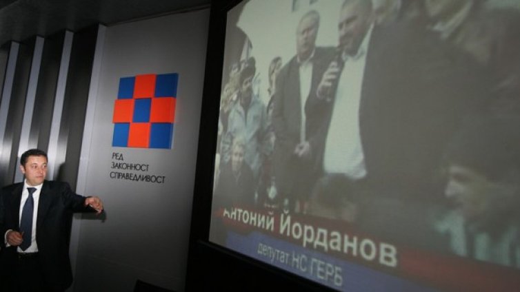 Партийна клиппрожекция на РЗС срещу ГЕРБ