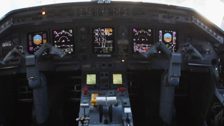 Учебен самолет на ВВС се приземи аварийно