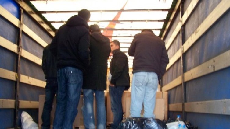 Разбиха канал за нелегални емигранти през България