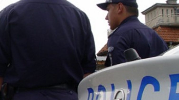 Мъж прегази полицай, а той го простреля при гонка в Бургас