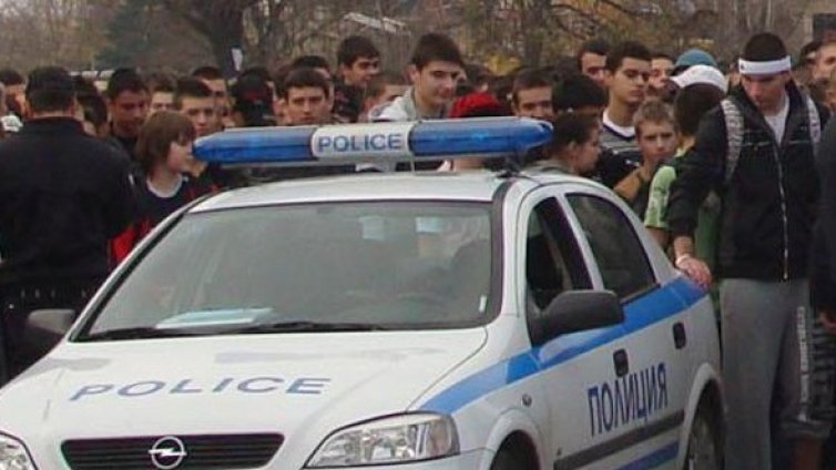 Бомбички, пиратки и псувни на ученически протест в Сливен