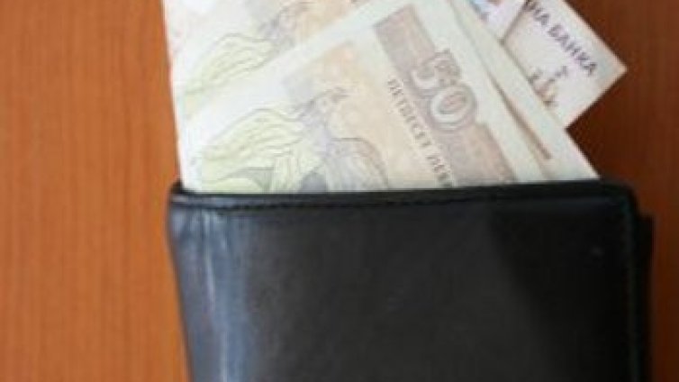 300 бона бонуси за 130 отбрани чиновници от АПИ?