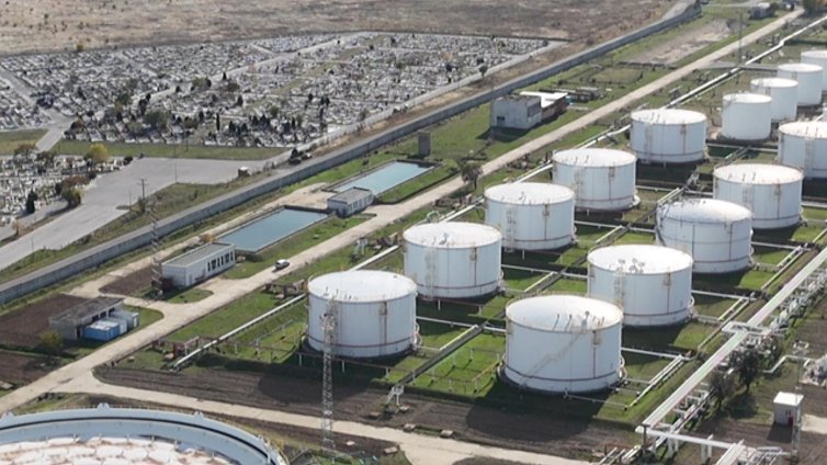 &bdquo;Лукойл&ldquo; работи по продажбата на активите в България, очаква Спецов да не пречи