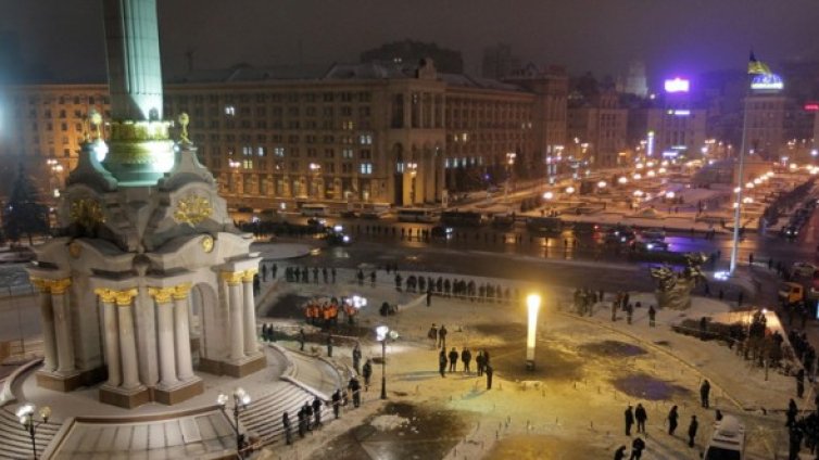 Украинки пържат яйца на Вечния огън в Киев