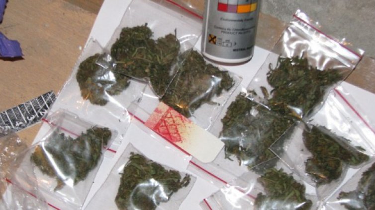 Дядото ли пуши, внукът ли продава...