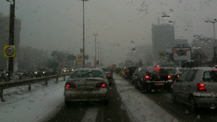 Поетапно затварят Цариградско, за да го чистят