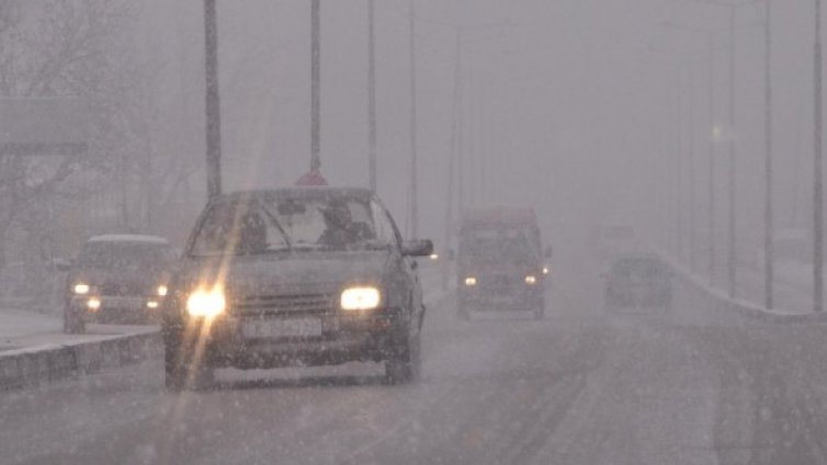 Пътищата в страната са мокри и частично заледени