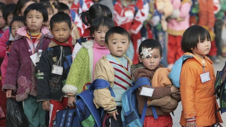 Кола се вряза в група деца в Китай