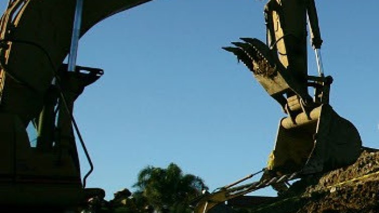 Спипаха крадци на кабели, "оперирали" с мини багер