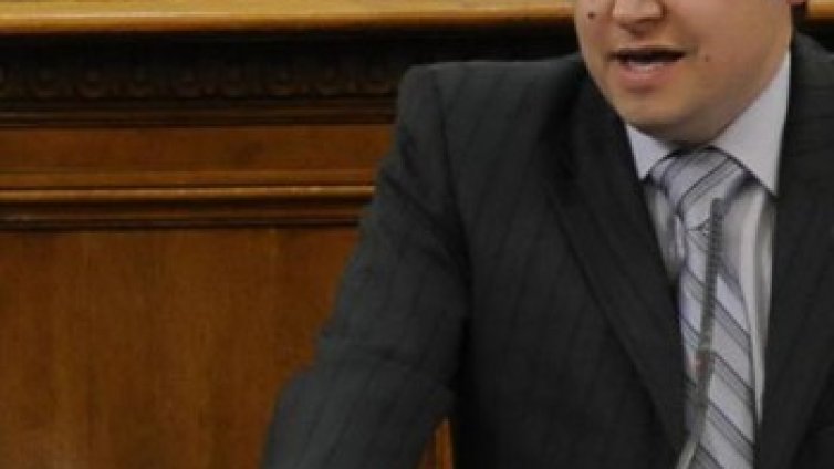 Цирк и ченгеджийница в родния парламент