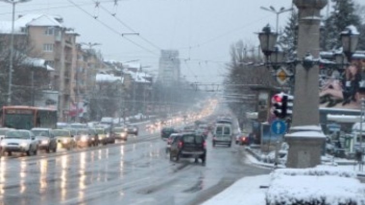 Снегорини няма, ръсят столичните улици със смески