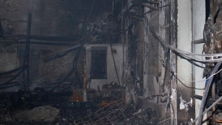 Работник изгоря в пожар, тръгнал от незагасен фас